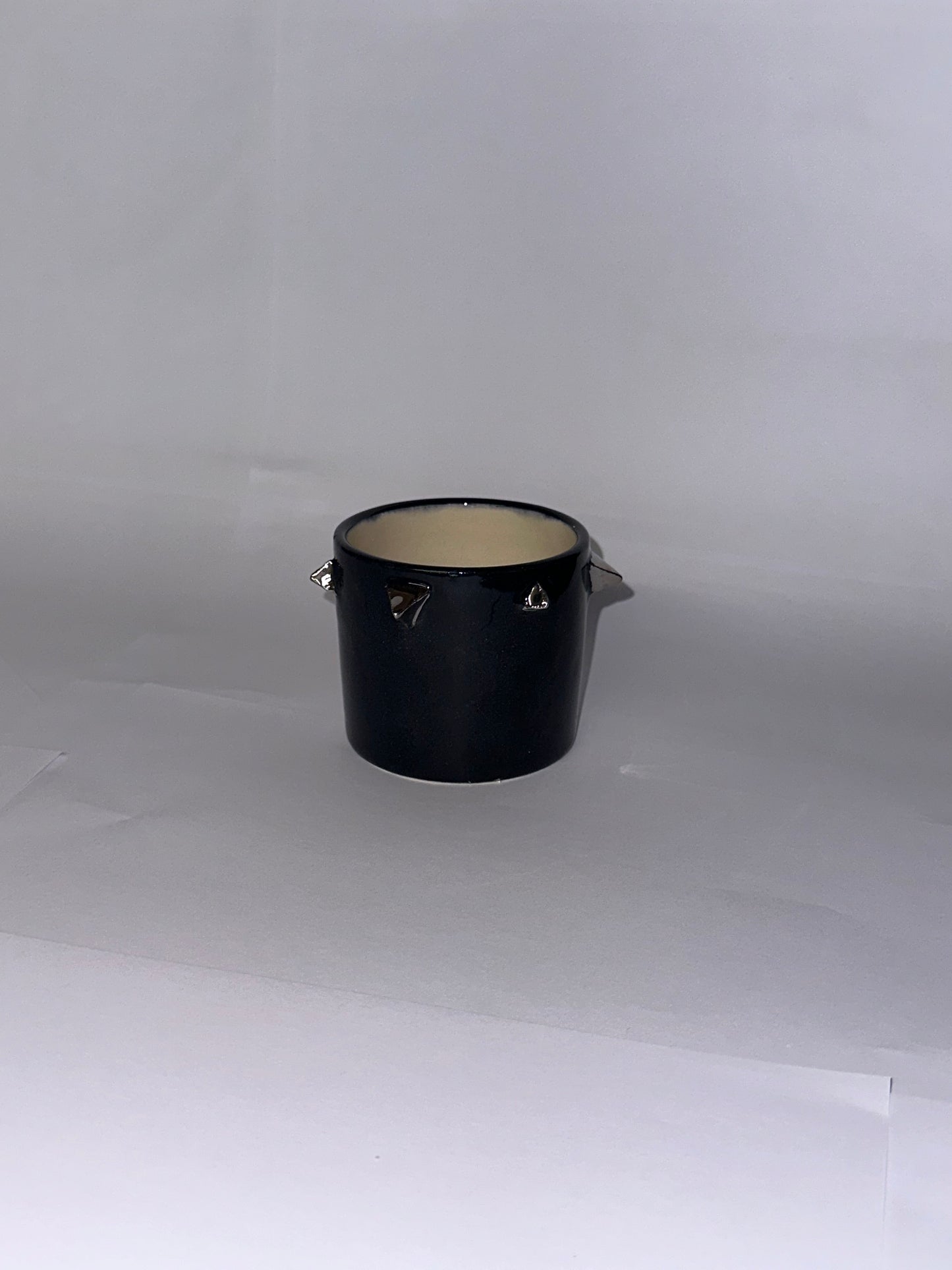 Spiked edge cup