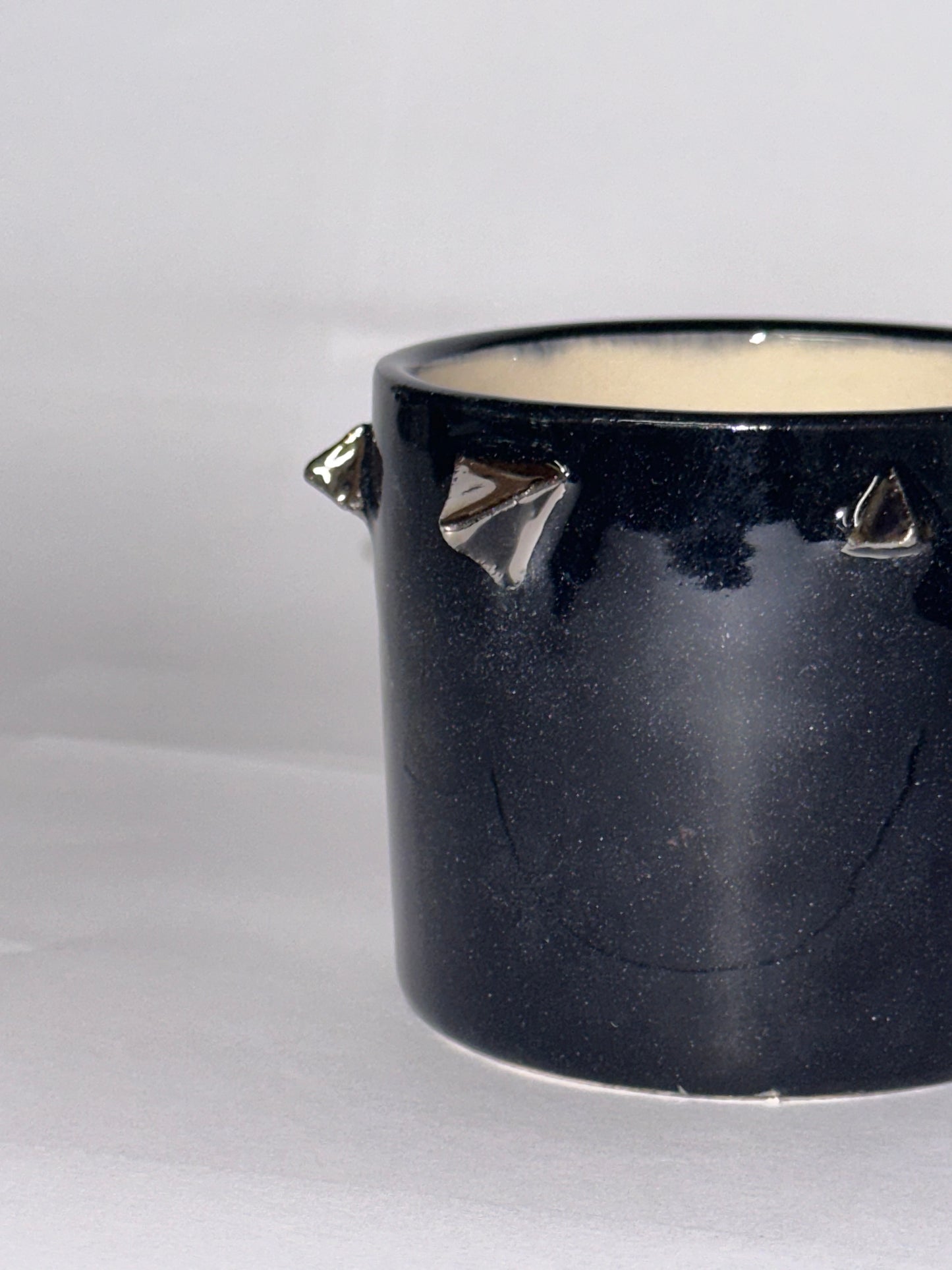 Spiked edge cup