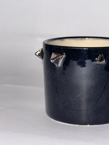 Spiked edge cup