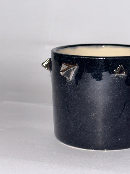 Spiked edge cup