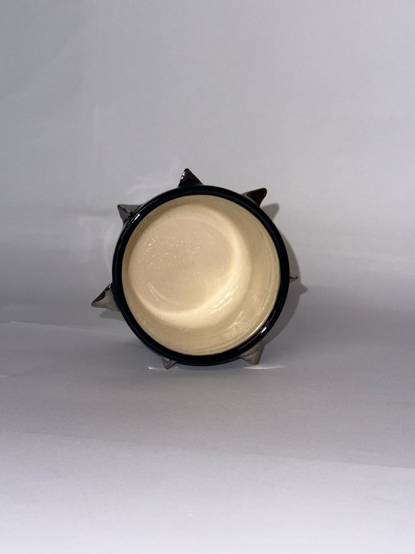 Spiked edge cup
